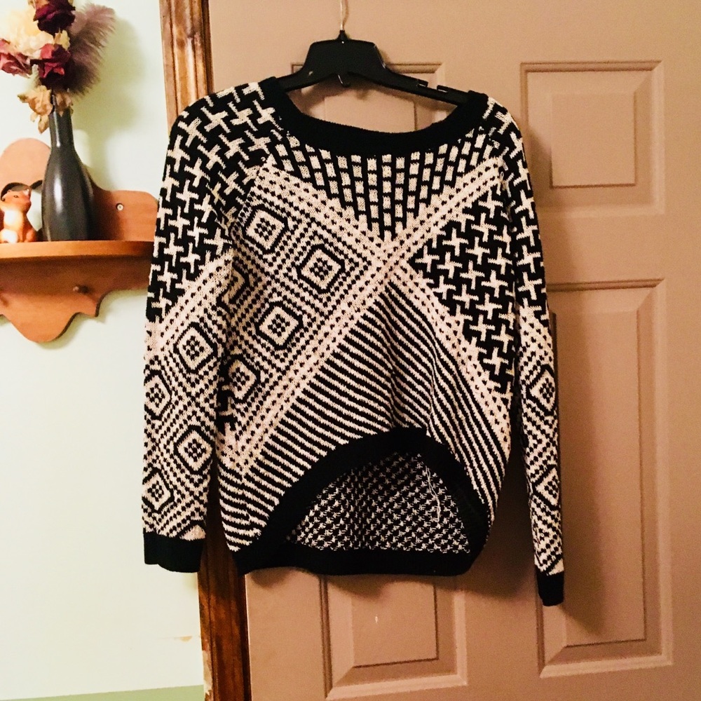 Mi Ami Black and White Patterned Sweater. - Picture 7 of 11